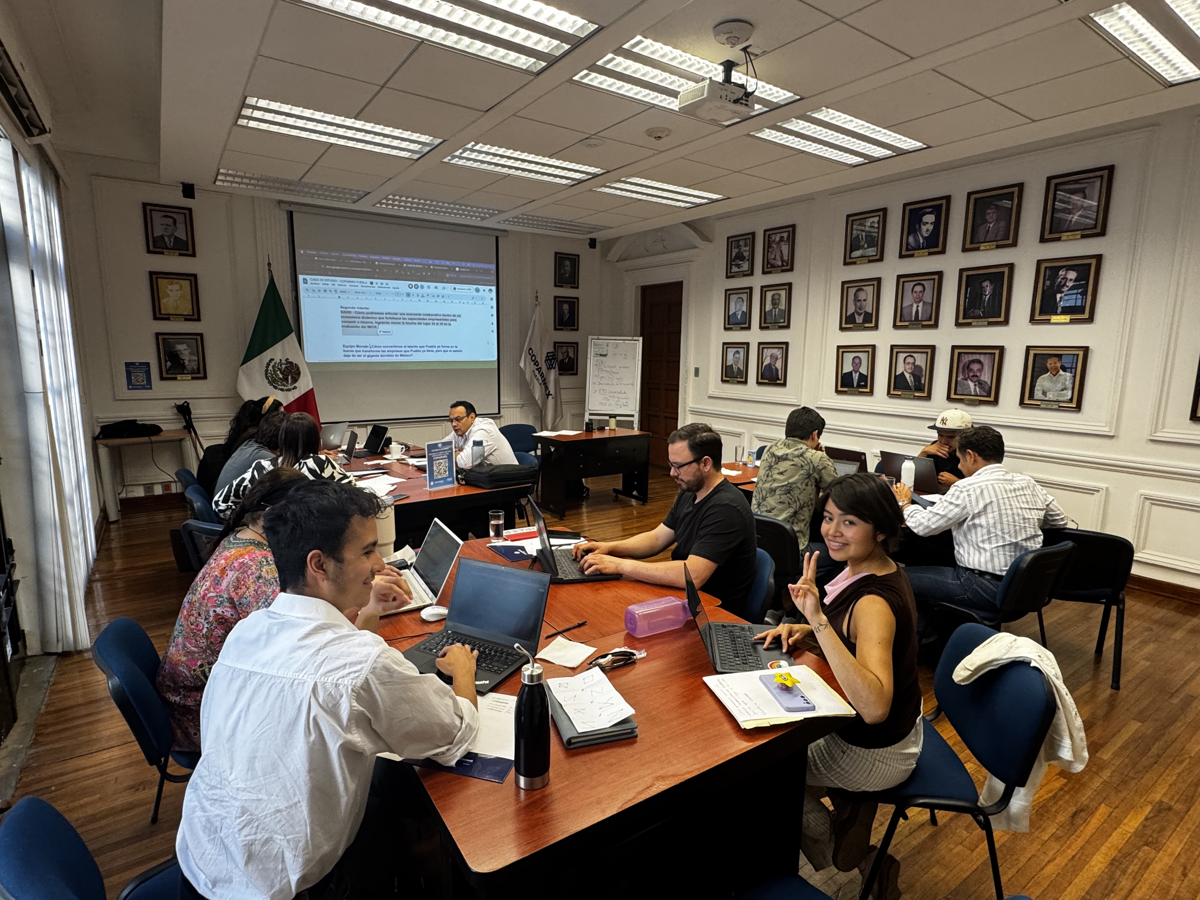 Participantes trabajando en equipos en Coparmex Puebla.