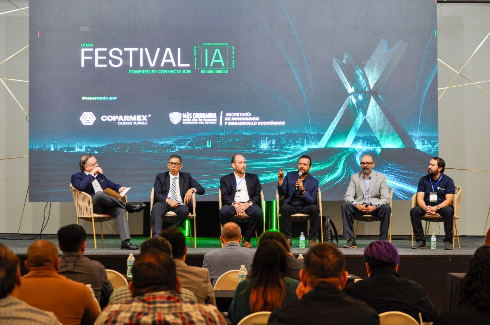 Panel del Festival IA con identidad de Coparmex Ciudad Juárez y del Gobierno de Chihuahua