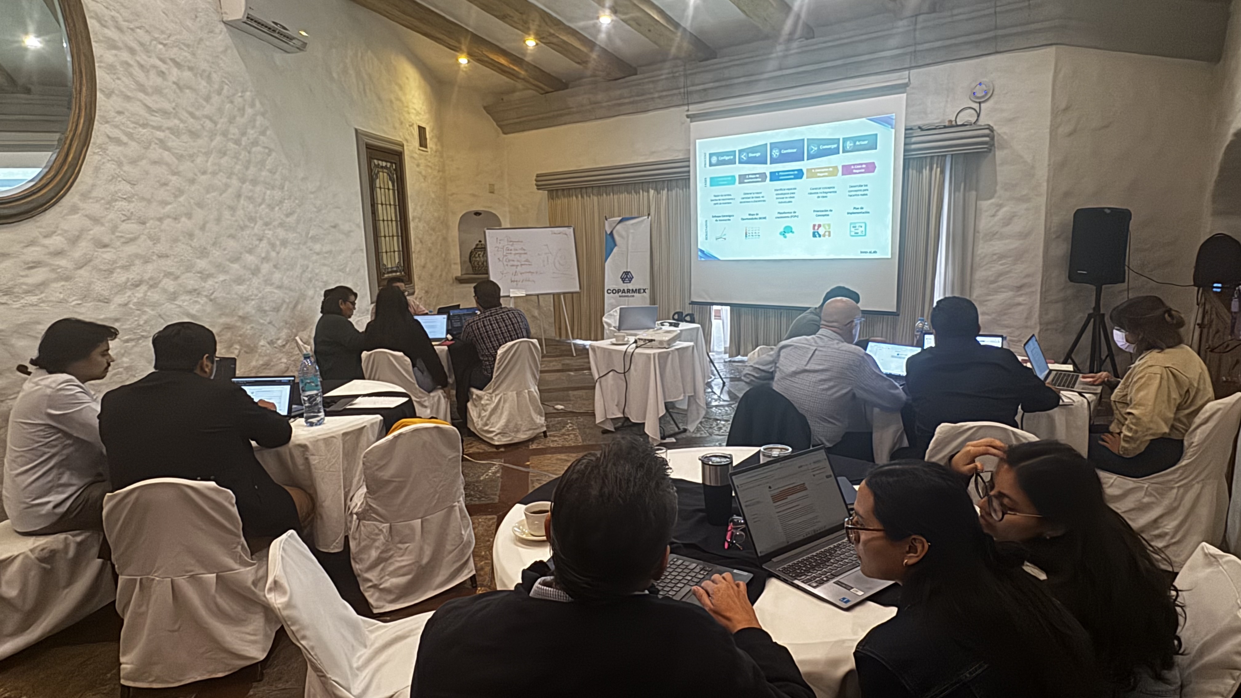 Sesión de metodología y trabajo con participantes del programa.