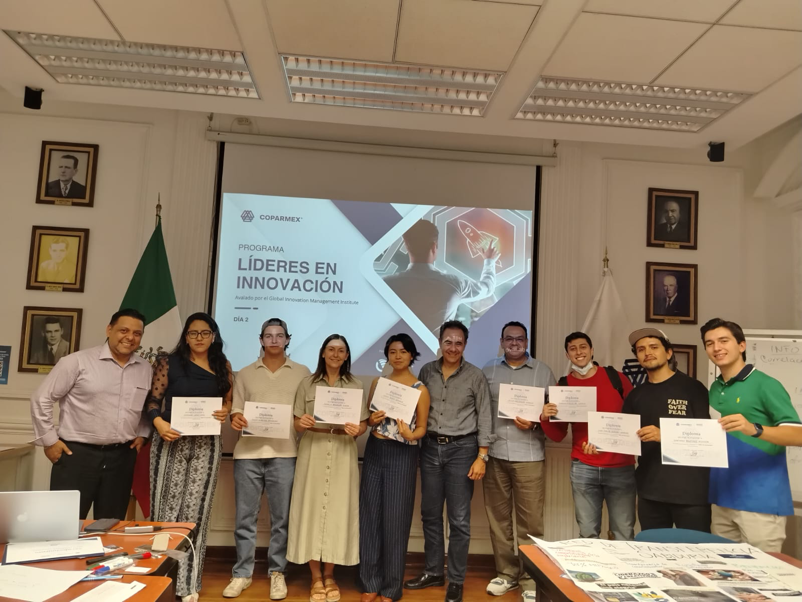 Participantes con sus diplomas del programa Líderes en Innovación en Puebla.